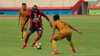 Persipura mengalahkan Bhayangkara FC pada Jakajaya Friendly Game. (Bola.com/Aditya Wany)