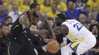 LeBron James berduel dengan Draymond Green (AP)