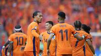 Kapten Belanda, Virgil van Dijk, memberikan semangat kepada Cody Gakpo setelah sang striker mencetak gol ke gawang Austria pada matchday 3 fase grup Piala Eropa 2024 atau Euro 2024, Selasa (25/6/2024).&nbsp;(AP Photo/Ebrahim Noroozi)