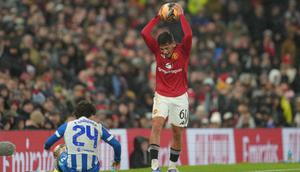 Shea Lacey dari Manchester United bereaksi selama pertandingan putaran ketiga Piala FA antara Manchester United dan Brighton di Manchester, Inggris, Minggu, 11 Januari 2026. (AP Photo/Jon Super)