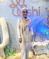 Sebagai &ldquo;tuan rumah&rdquo;, Shireen tampil mengenakan koleksi atasan kemeja putih dipadukan vest organza dan scrafnya.