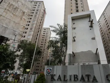 Suasana Apartemen Kalibata City pasca-terkuaknya kasus prostitusi online di lingkungan tersebut., Jakarta, Senin (27/4/2015). Sebelumnya, dua unit apartemen di Kalibata City dijadikan tempat tinggal pekerja seks di bawah umur. (Liputan6.com/Faizal Fanani)