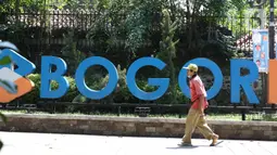 Warga melintasi pedestrian seputaran Istana dan Kebun Raya Bogor, Jawa Barat, Sabtu (19/9/2020). Sebagai upaya pencegahan penularan COVID-19, Pemkot Bogor menutup sementara pedestrian seputaran Istana dan Kebun Raya Bogor pada Sabtu dan Minggu di masa PSBMK. (Liputan6.com/Helmi Fithriansyah)