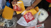 Sejumlah barang bukti yang disita Polres Metro Jakarta Utara terkait penggerebekan pesta seks gay. (Liputan6.com/Moch Harun Syah)