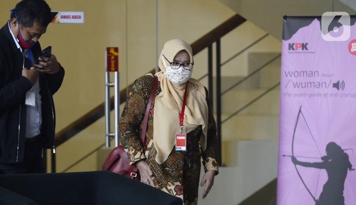 Kepala Badan Pemberdayaan Perempuan dan Keluarga Berencana (BP2KB) Kabupaten Bogor Siti Nurianty usai menjalani pemeriksaan di Gedung KPK, Jakarta, Senin (11/5/2020). Siti diperiksa sebagai saksi untuk tersangka mantan Bupati Bogor Rachmat Yasin terkait dugaan korupsi SKPD. (merdeka.com/Dwi Narwoko)