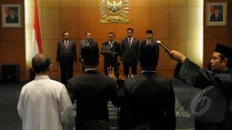 Ketua MPR RI Zulkifli Hasan didampingi wakilnya membacakan sumpah saat melantik anggota MPR baru, Jakarta, Kamis (22/1/2015). (Liputan6.com/Andrian M Tunay)