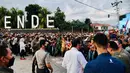 Presiden Joko Widodo disambut warga di Simpang Lima, Kabupaten Ende, Provinsi Nusa Tenggara Timur (NTT), Selasa (31/5/2022). Warga sangat antusias menyambut kehadiran Presiden dan Ibu Iriana. Di sini, Presiden dan Ibu Iriana membagikan buku dan sempat berfoto dengan warga. (Foto: Laily Rachev - Biro Pers Sekretariat Presiden)