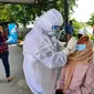 Salah satu warga Kabupaten Musi Banyuasin Sumsel mengikuti screening awal rapid test antigen di Puskesmas Balai Agung Musi Banyuasin Sumsel (Liputan6.com / Nefri Inge)