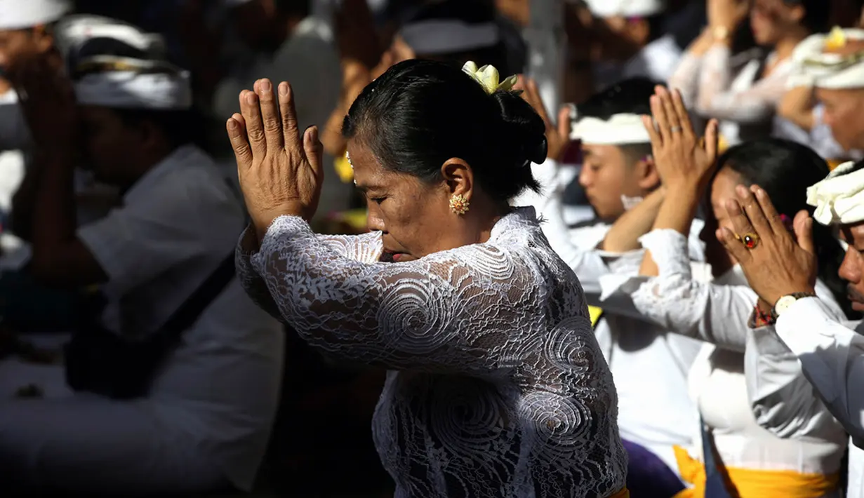 <p>Orang-orang merayakan Hari Raya Kuningan di sebuah pura Hindu di Denpasar, Bali, Indonesia, Sabtu (12/8/2023). Hari Raya Kuningan adalah hari besar keagamaan umat Hindu yang dirayakan dua kali setahun dalam kalender masehi. (AP Photo/Firdia Lisnawati)</p>