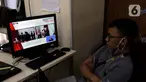 Pewarta menyaksikan prosesi pengambilan sumpah janji jabatan pegawai KPK menjadi Aparatur Sipil Negara di Gedung Merah Putih KPK, Jakarta, Selasa (1/6/2021). Pelantikan 1.271 pegawai KPK menjadi Aparatur Sipil Negara dilakukan secara daring dan luring terbatas. (Liputan6.com/Helmi Fithriansyah)