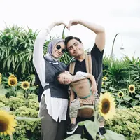 Ayudia Bing Slamet, juga selalu modis dengan hijabnya. Saat mengasuh anak, gaya Ayudia juga tetap hits. Coba lihat di foto ini, kece banget kan ibu satu anak ini? (Foto: Instagram)