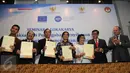 Perwakilan Komnas HAM, Komnas Perempuan, KPAI, Ombudsman dan LPSK menunjukkan nota kesepahaman kerjasama nota kesepahaman antikekerasan pada tahanan yang telah ditandatangani di Jakarta, Rabu (24/6). (Liputan6.com/Helmi Afandi)