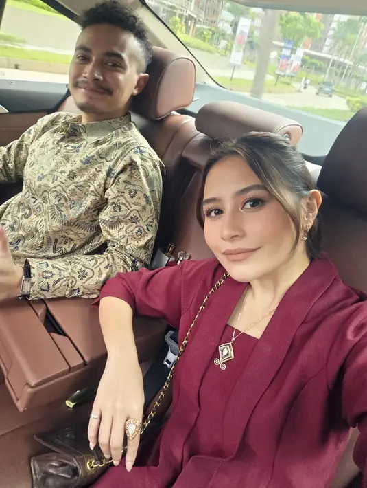 Sementara itu, Omara tampil dalam balutan kemeja batik dengan motif klasik berwarna cokelat yang senada dengan kain Prilly. Dipadukan dengan celana hitam dan sepatu formal, look-nya terlihat clean, maskulin, dan effortlessly polished.  [@prillylatuconsina96].