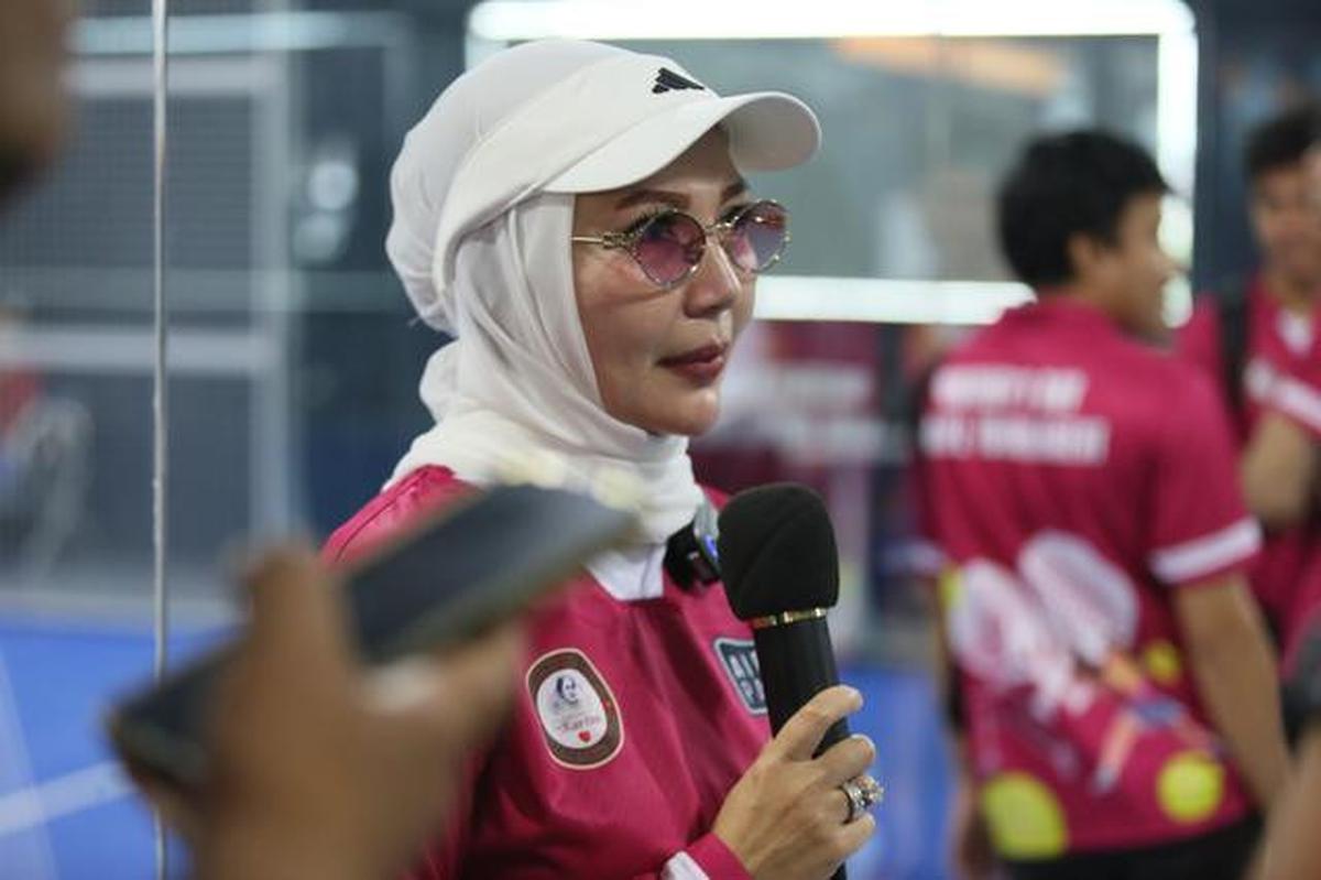 Potret Nia Ramadhani Kali Pertama Ikut Turnamen Padel, Terhibur Raih Juara 2 Kategori Best Chemistry