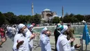 Umat muslim berdoa saat salat Jumat di distrik bersejarah Sultanahmet, dekat Hagia Sophia, Istanbul, Turki, Jumat (24/7/2020). Umat muslim melaksanakan salat Jumat pertama di Hagia Sophia dalam 86 tahun terakhir. (AP Photo/Yasin Akgul)