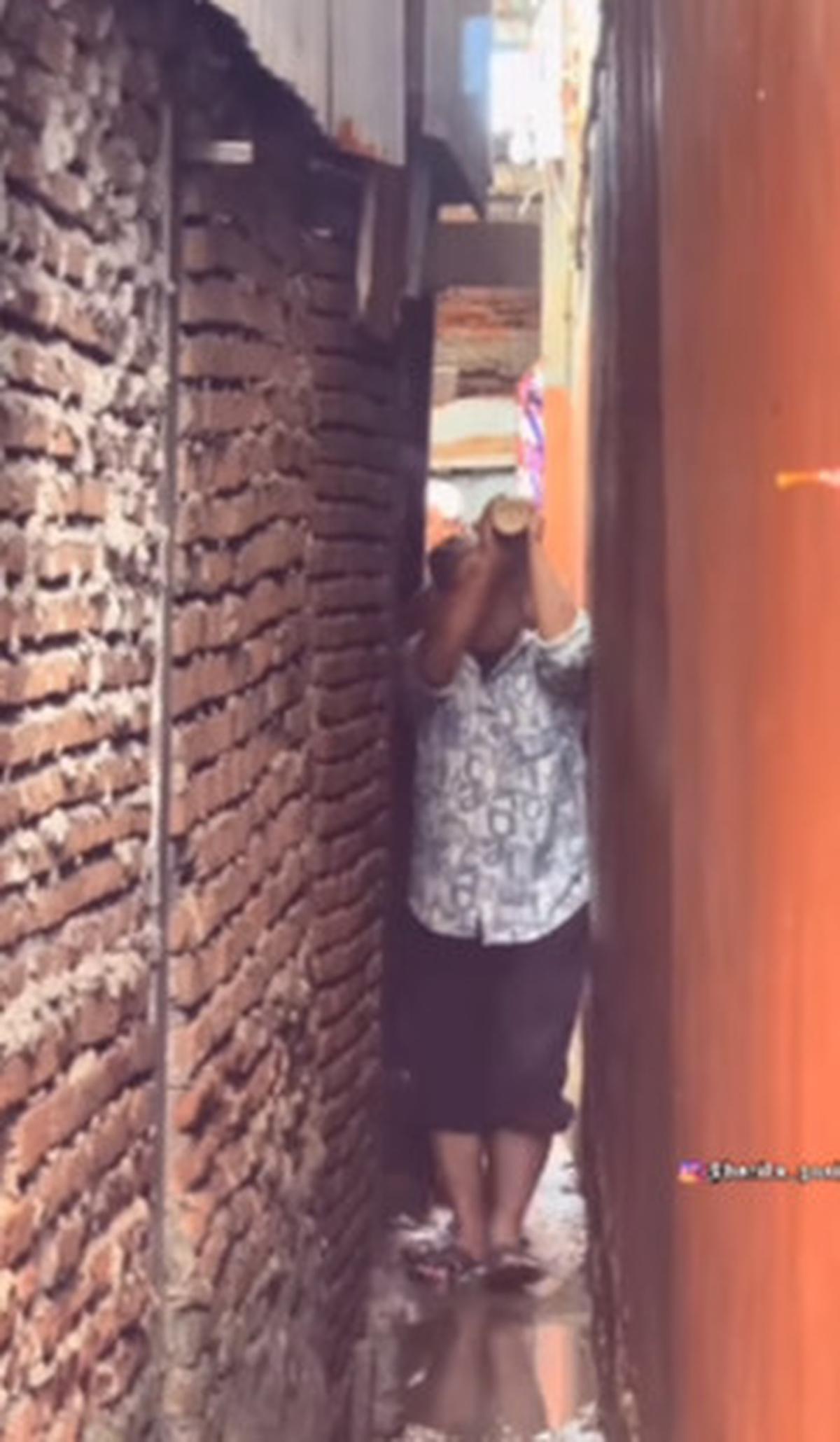 Perjuangan Warga Gotong Jenazah di Gang Sempit Ini Bikin Warganet Tersentuh
