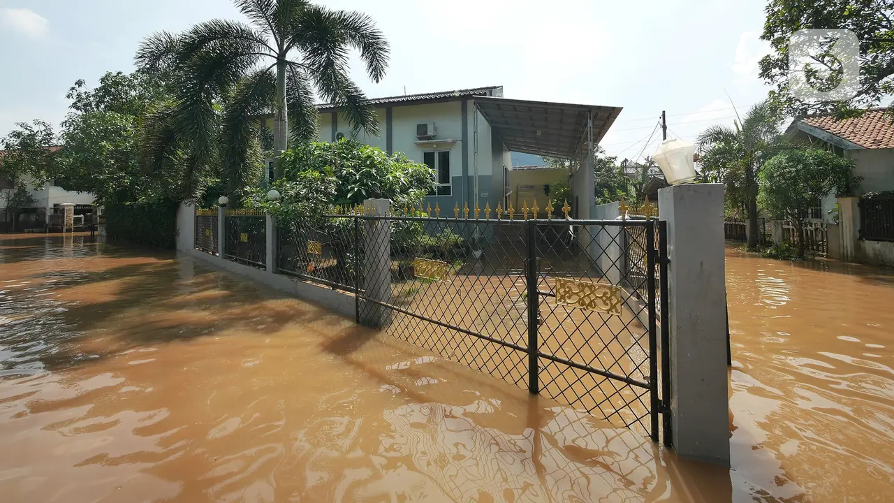 FOTO: Tanggul Jebol, Banjir Rendam Perumahan di Bekasi