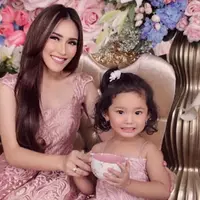 Perselisihan penyanyi dangdut Ayu Ting Ting dengan mantan suaminya, Henry Baskoro Hendarso alias Enji mulai babak baru. Ayu siap bongkar rahasia Enji saat sang suami terus memojokkannya. (Instagram/ayutingting92)
