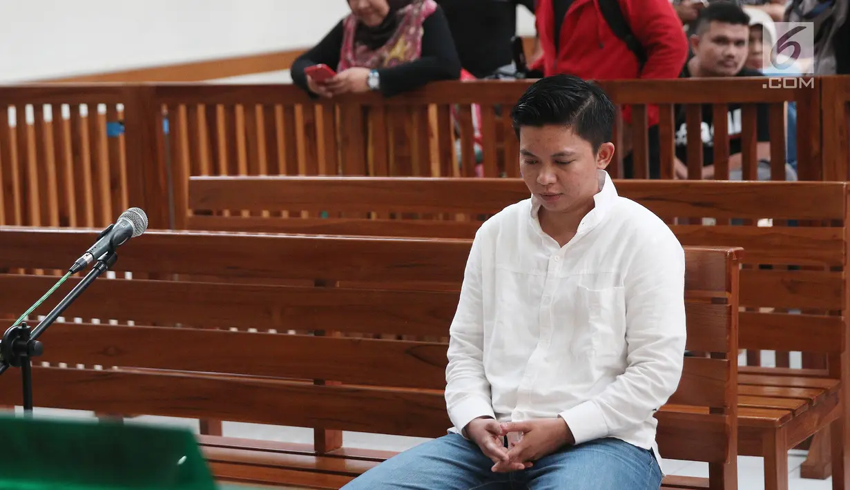 Komisaris First Travel Kiki Hasibuan menjalani sidang lanjutan dengan agenda pembacaan nota pembelaan (pleidoi) di Pengadilan Negeri Depok, Jawa Barat, Senin (21/5). Kiki batal membaca pleidoi di sidang tersebut. (Liputan6.com/Herman Zakharia)