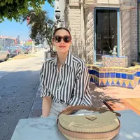 Tampil elegan effortless ala old money, bisa pilih kemeja bergaris yang dipadukan shorts warna beige,  tas crochet warna khaki. Kacamata hitam tak boleh terlupakan!  [@cathysharon].
