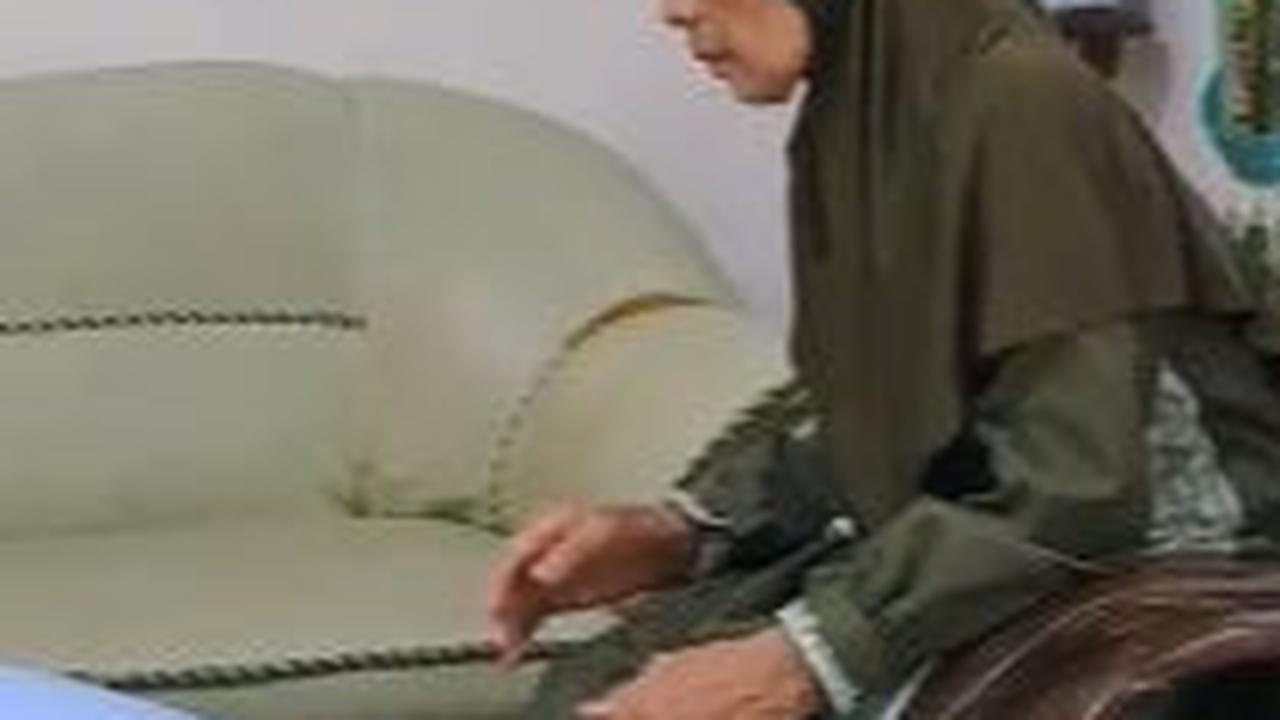 Perwira ini kemudian langsung sujud di kaki sang Ibu. <br>
