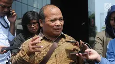 Mantan Ketua Pusat Pelaporan dan Analisis Transaksi Keuangan (PPATK) Yunus Husein menjawab pertanyaan wartawan usai menjadi pembicara internal pegawai KPK di gedung KPK, Jakarta, Senin (30/4).  (Merdeka.com/Dwi Narwoko)