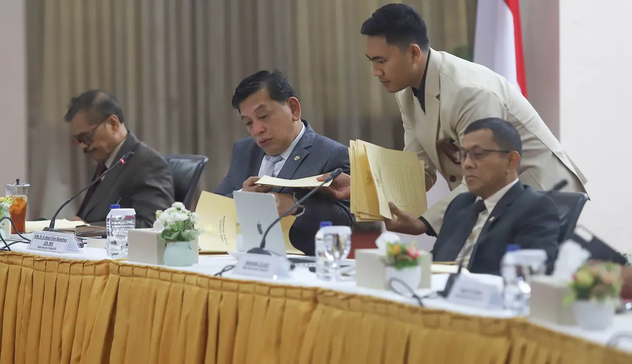 Ketua Komisi Yusial (KY) Abdul Chair Ramadhan (tengah)dan Anggota KY Andi Muhammad Asrun tengah (kiri) menguji calon hakim agung saat tes wawancara terbuka di Gedung Komisi Yudisial , Jakarta, Selasa (4/8/2026). (KLY/ Arie Basuki)
