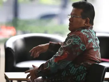 Kepala Kejaksaan Tinggi (Kajati) Sumatera Barat Widodo Supriadi menunggu untuk diperiksa di Gedung KPK, Jakarta, Rabu (2/11). Widodo diperiksa sebagai saksi terkait kasus suap penjualan gula tanpa SNI di PN Padang. (Liputan6.com/Johan Tallo)