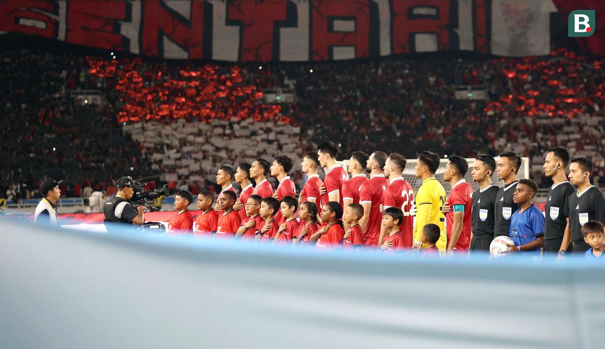 Pemain Timnas Indonesia menyanyikan lagu kebangsaan Indonesia Raya sebelum pertandingan melawan Argentina pada FIFA Matchday 2023 di Stadion Utama Gelora Bung Karno, Jakarta, Senin (19/6/2023). (Bola.com/Muhammad Iqbal Ichsan)