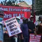 Warga Jalan Laswi Bandung yang menjadi korban pengusiran paksa oleh PT KAI Daop 2 Bandung menggelar unjuk rasa di depan rumah yang dulu mereka huni, Senin, 12 September 2022. (Liputan6.com/Dikdik Ripaldi).