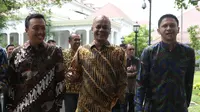 Menpora Imam Nahrowi (kiri) dan Iwan Budianto (kanan) berjalan bersama  saat  bertemu Presiden RI, Joko Widodo di Istana Negara, Jumat (16/4/2016). (Nicklas Hanoatubun)