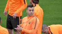 Penyerang AS Roma, Stephan El Shaarawy (tengah) mengikuti sesi latihan di Trigoria di pinggiran kota Roma, Italia (9/4). Roma akan bertanding melawan wakil Spanyol, Barcelona pada leg kedua perempat final Liga Champions. (AFP Photo/Andreas Solaro)