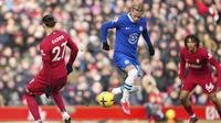 Pemain Chelsea, Mykhailo Mudryk (tengah) mengontrol bola dibayangi pemain Liverpool, Darwin Nunez (kiri) saat laga di pekan ke-21 Premier League 2022/2023 antara Liverpool melawan Chelsea yang berlangsung di Anfield, Sabtu (21/1/2023). Penampilan debut Mudryk bersama Chelsea terbilang baik, ia mampu membuka ruang serta mampu menempatkan posisi. (AP Photo/Jon Super)