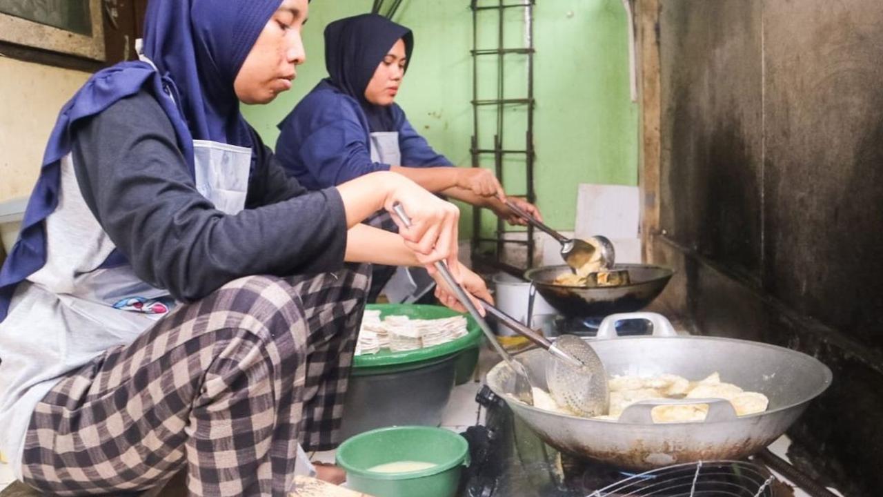 Keripik tempe Rahayu36 kini bisa dibeli di berbagai retail modern, toko oleh-oleh hingga e-commerce. Dewi menitipkan keripik tempe di beberapa toko offline seperti 3 cabang toko Olin's Bakery di Bekasi dan Bogor.&nbsp;