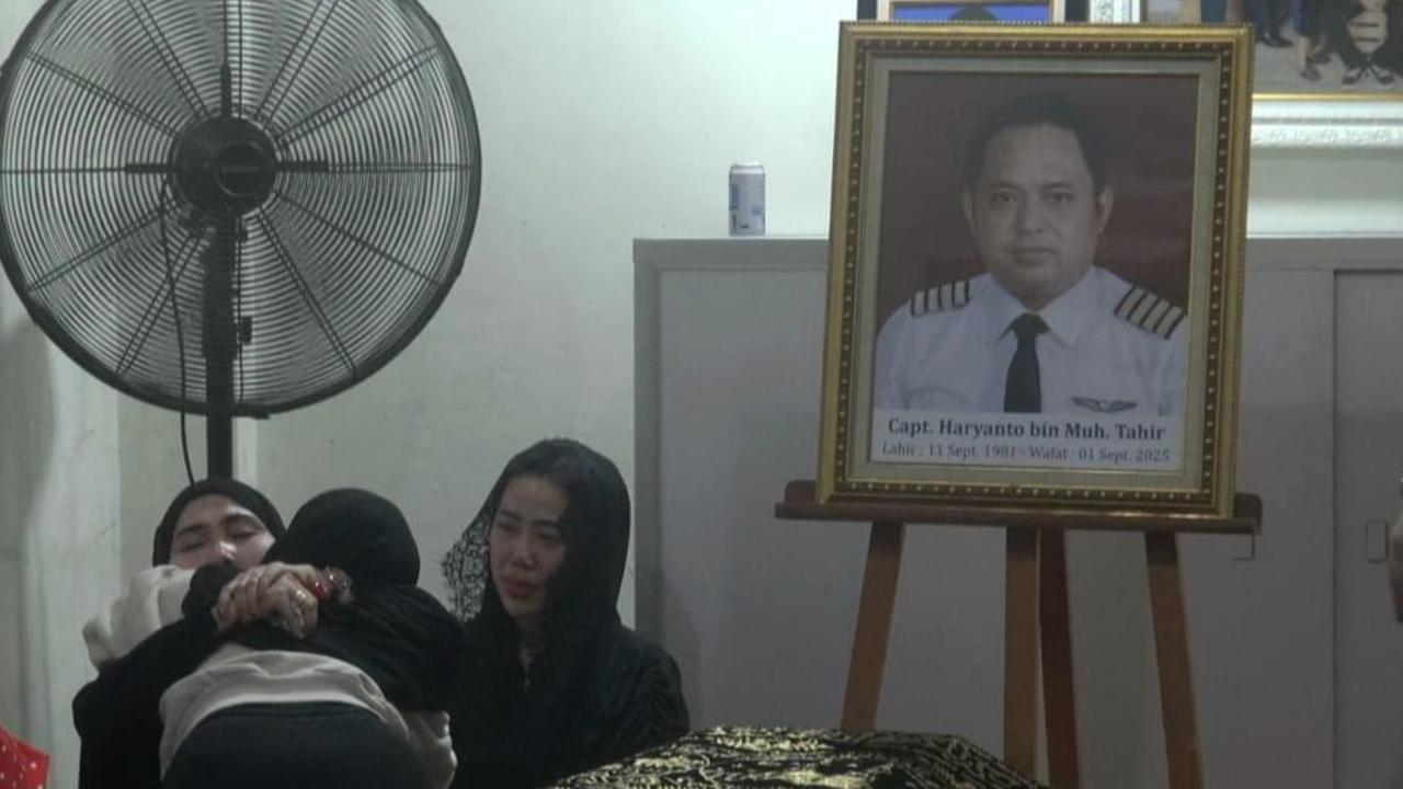 Orang Tua Pilot Helikopter Jatuh di Kalimantan Pingsan Usai Jenazah Tiba di Rumah Duka