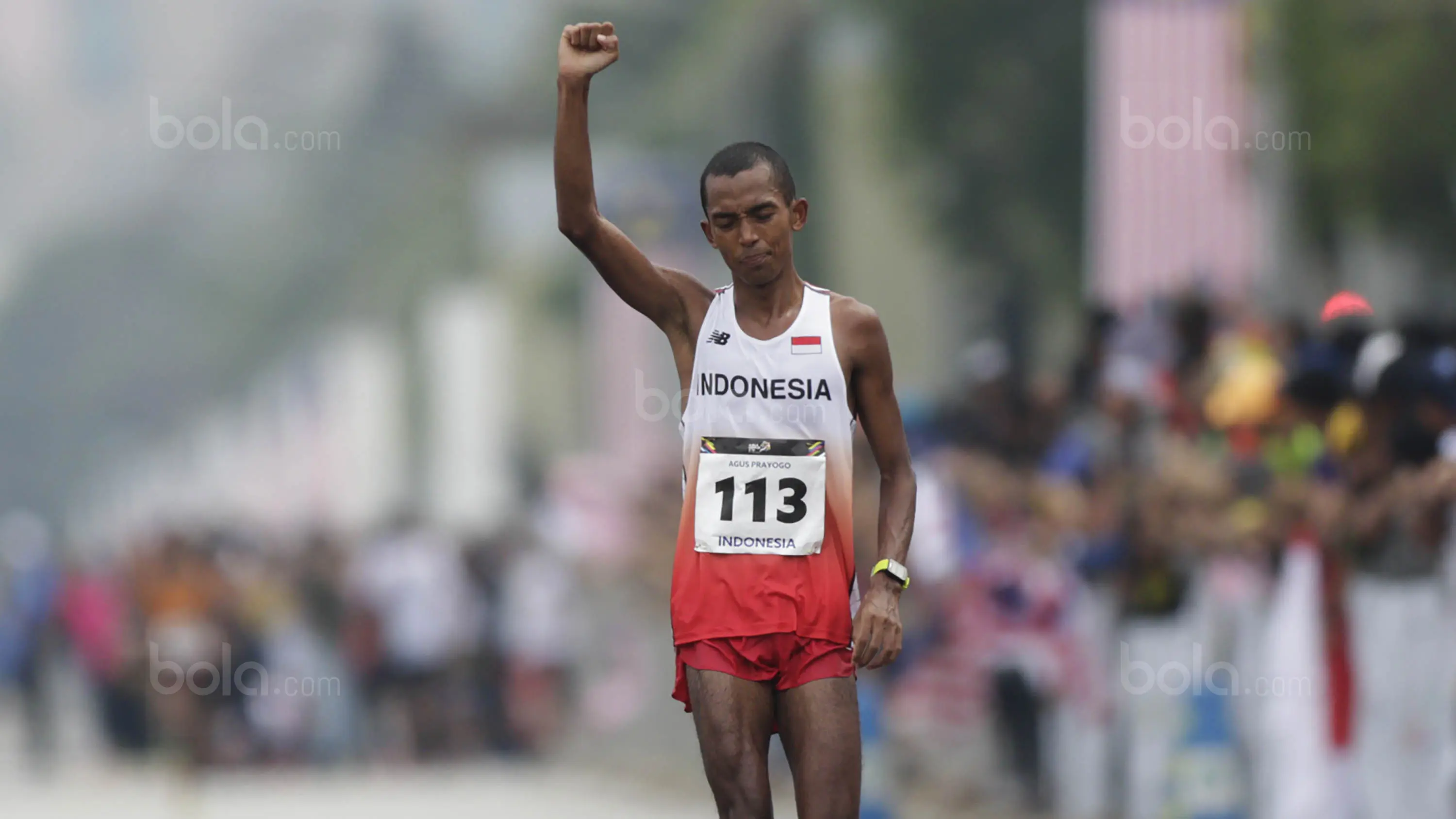 Pelari Indonesia, Agus Prayogo, berhasil meraih medali perak nomor lari marathon cabang atletik pada SEA Games 2017 Malaysia di Putrajaya, Kuala Lumpur, Sabtu (19/8/2017). (Bola.com/Vitalis Yogi Trisna)