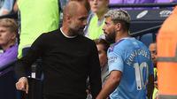 Sergio Aguero dan Pep Guardiola berselisih saat Manchester City menghadapi Tottenham Hotspur. (AFP/Oli Scarff)
