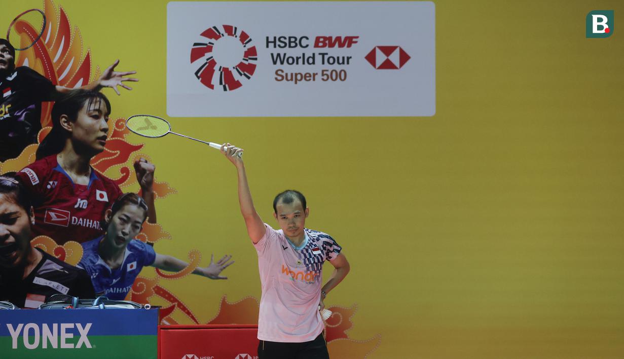 Pasangan ganda campuran, Rinov Rivaldy/Lisa Ayu Kusumawati, sukses menembus perempat final Indonesia Masters 2025. Bertanding di Istora Senayan, Jakarta, Kamis (23/1/2025), Rinov/Lisa menang dua gim langsung atas wakil Inggris, Gregory Mairs/Jenny Mairs dengan skor, 21-18, 22-20. (Bola.com/M Iqbal Ichsan)