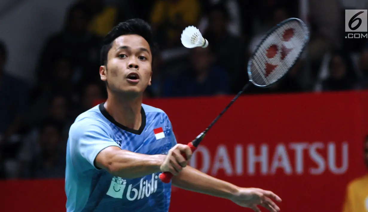 Tunggal putra Indonesia, Anthony Sinisuka Ginting mengembalikan kok ke arah Chen Long (China) pada perempat final Indonesia Masters 2018 di Istora Senayan, Jakarta, Jumat (26/1).Anthony unggul 21-11 16-21 21-18. (Liputan6.com/Helmi Fithriansyah)