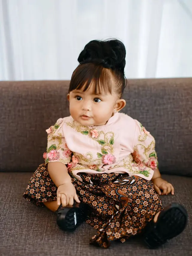 6 Potret Tedak Siten Cundamani Anak Denny Caknan, Pilih Mainan Mikrofon