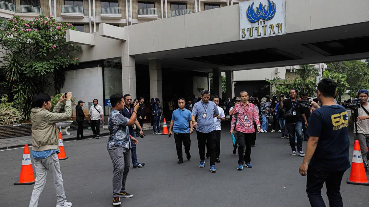 Saor mengingatkan agar para pegawai sadar, kalau PT Indobuildco sudah tidak berhak mengelola Hotel Sultan.  Mengingat izin Hotel Sultan sudah dibekukan. <br>