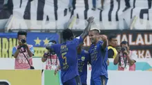 Para pemain Persib merayakan Gol yang dicetak oleh Raphael Maitimo ke gawang Semen Padang pada laga Liga 1 Indonesia di Stadion Si Jalak Harupat, Bandung, Sabtu, (9/9/2017). Persib ditahan imbang 2-2 oleh Semen Padang. (Bola.com/M Iqbal Ichsan)