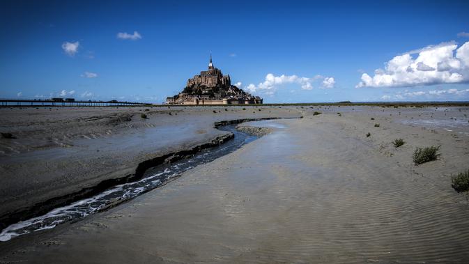 Kastil Mont Saint-Michel terlihat di Normandia, Prancis barat laut (1/9/2019). Mont Saint Michel, adalah salah satu Situs Warisan Dunia UNESCO yang dibangun pada abad ke-10 dan menjadi pusat ziarah para penganut Nasrani. (AFP Photo/Joel Saget)