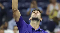 Petenis Serbia, Novak Djokovic merayakan kemenangan atas Matteo Berrettini dari Italia pada perempat final AS Terbuka 2021 di Arthur Ashes Stadium, New York, Kamis (9/9/2021). Petenis nomor satu dunia itu melaju ke semifinal AS Terbuka usai menang 5-7, 6-2, 6-2, 6-3. (Sarah Stier/Getty Images/AFP)