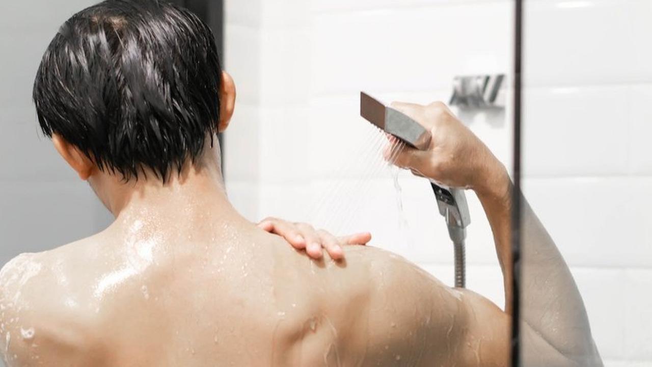 Ingin Lebih Sehat? Simak Manfaat Mandi pada Waktu yang Tepat