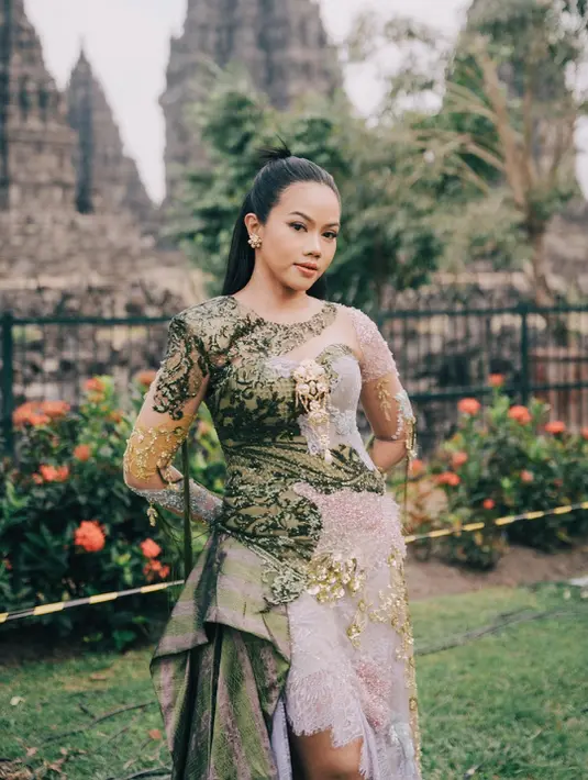 Salah satu ciri khasnya adalah memadukan kebaya dengan bustier berpotongan modern, mulai dari warna-warna menyala, struktur korset yang tegas, hingga material denim yang tak lazim ditemukan dalam gaya tradisional. [@yurayunita].