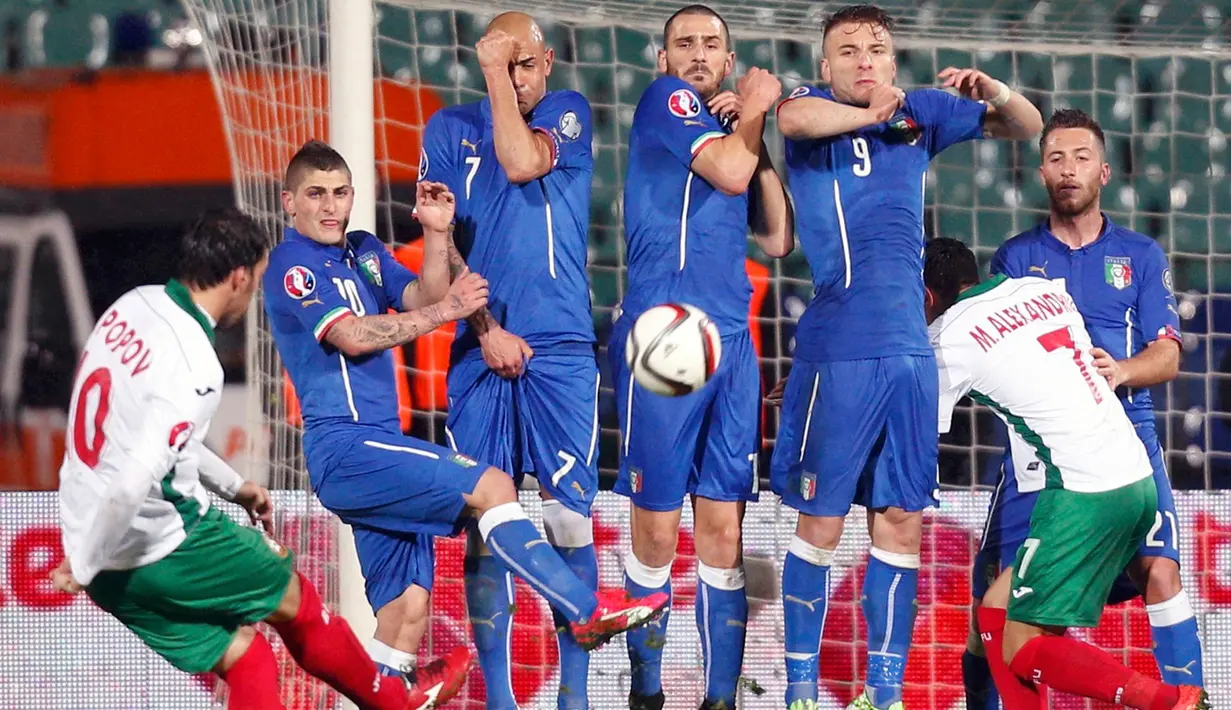 Gelandang Bulgaria, Ivelin Popov (kiri) melakukan tendangan bebas pada kualifikasi Piala Eropa 2016 di Stadion Nasional Vasil Levski, Minggu (29/3/2015). Italia bermain imbang 2-2 melawan Bulgaria. (REUTERS/Stoyan Nenov)