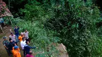 Penjabat (Pj) Gubernur Jawa Barat Bey Machmudin meninjau lokasi terdampak bencana tanah longsor di Kampung Cikadongdong, Desa Neglasari, Kecamatan Salawu, Kabupaten Tasikmalaya, Selasa (2/7/2024). (sumber foto: Biro Adpim Jabar)