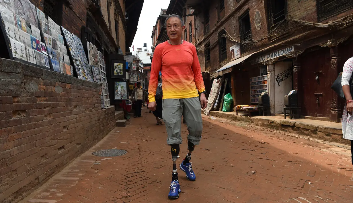 Foto pada 4 April 2018 memperlihatkan pendaki difabel asal China, Xia Boyu selama wawancara di Bhaktapur, Kathmandu. Xia Boyu berhasil mencapai puncak Everest pada Senin (14/5) waktu setempat dengan tujuh anggota lain dari timnya. (AFP/PRAKASH MATHEMA)