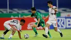 Samsul Arif menjadi salah satu striker lokal yang mampu mencuri perhatian di sepanjang gelaran BRI Liga 1 2021/2022. Meski sudah berusia 37 tahun, namun Cak Sul sapaan akrabnya tampil gemilang bersama Persebaya dengan menorehkan 11 gol. (Bola.com/M Iqbal Ichsan)